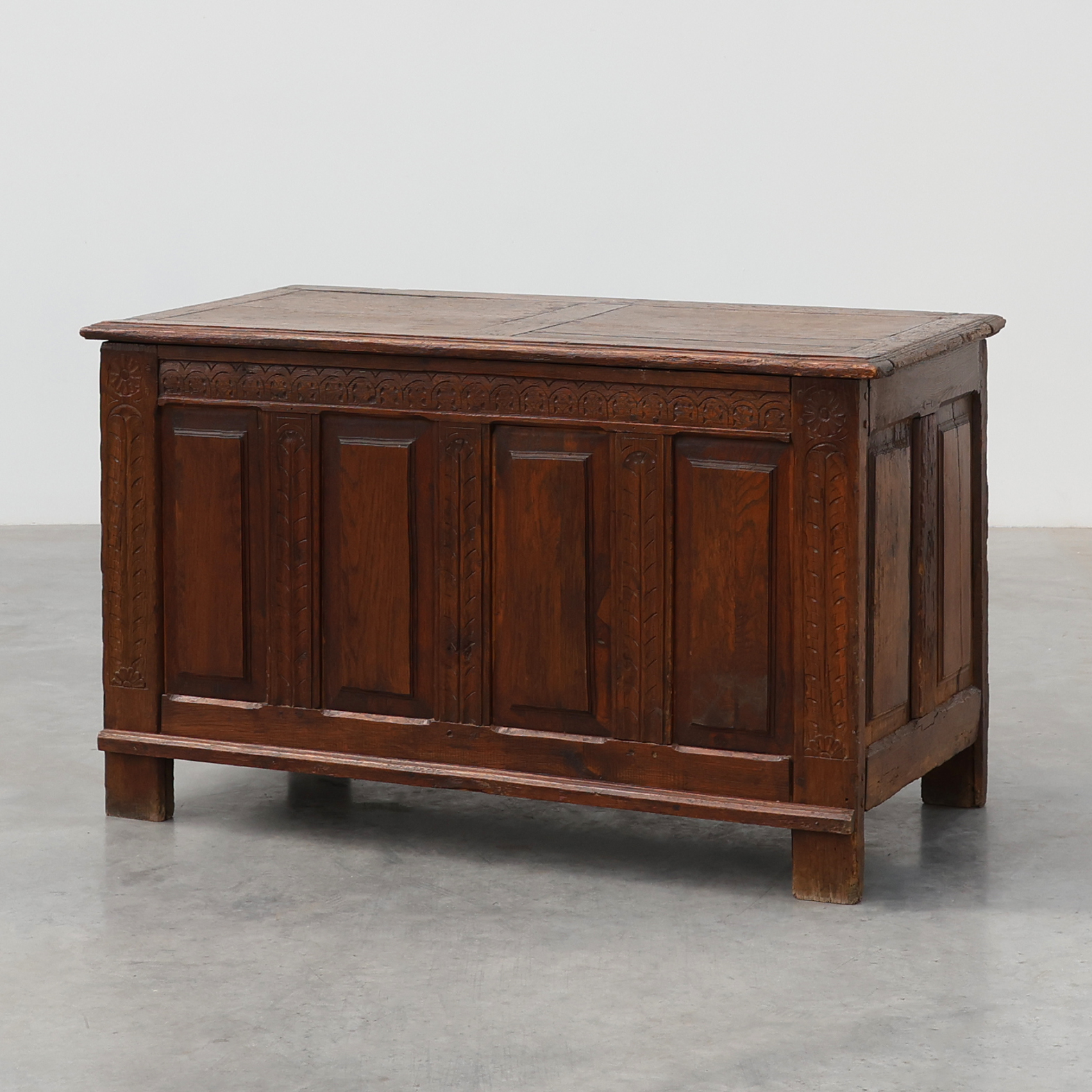 Carved oak blanket chest with linenfold-style panels, Flanders, ca. 17th century-img